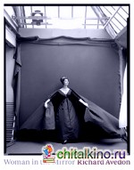 Женщина в зеркале (на английском языке)